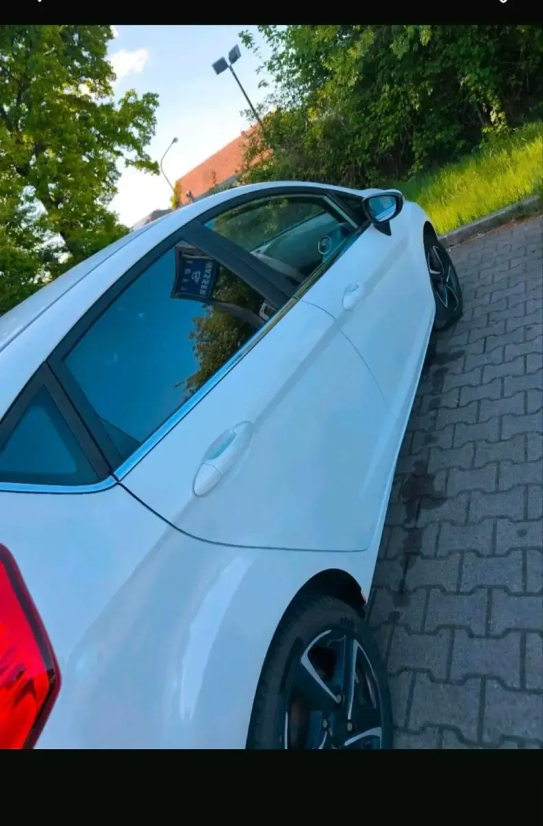 Gebraucht Ford Fiesta 95 PS (69 kW) 2014 Weiß Kleinwagen