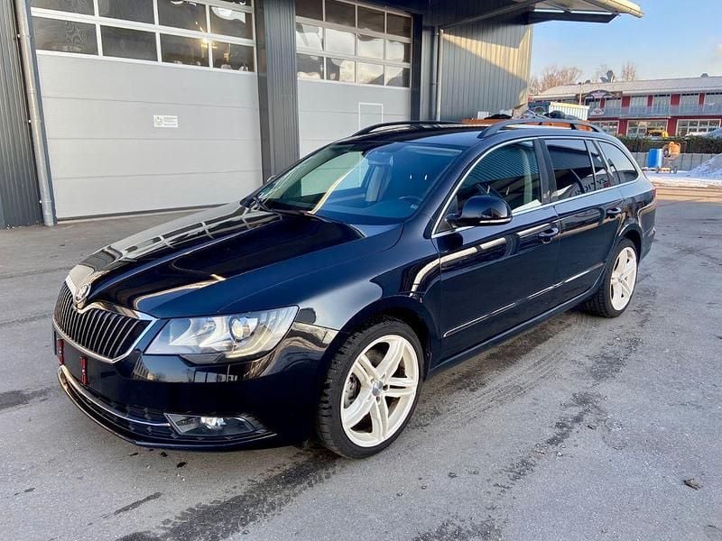 Schwarz Gebraucht 2015 Skoda Superb Exclusive Kombi | 10.999 € (Guter Preis) - Bild 1/4