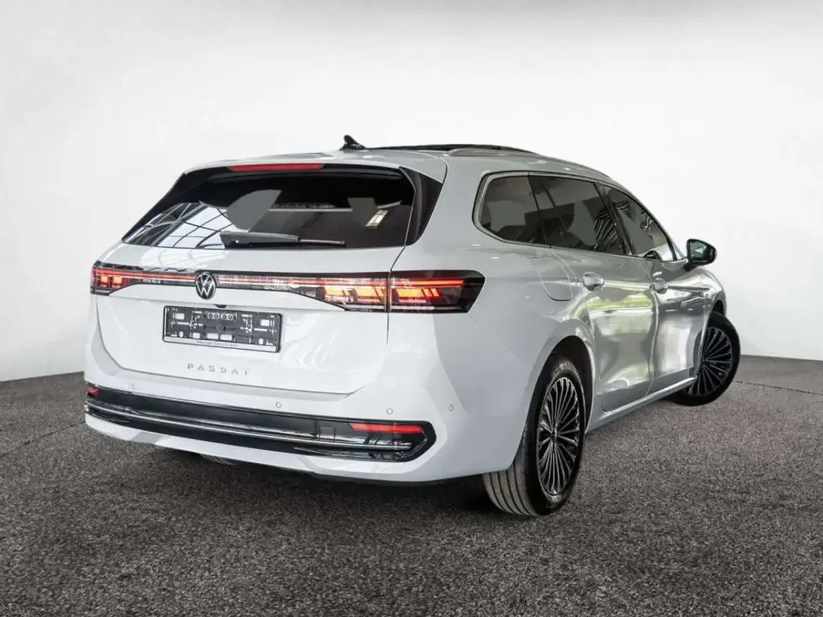 Gebraucht VW Passat Elegance 150 PS (110 kW) 2024 Pure white Kombi