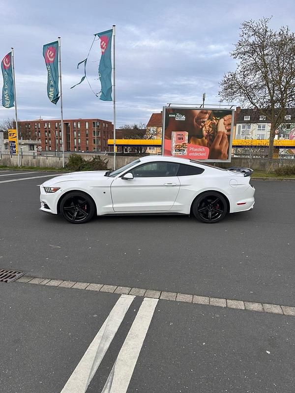 Gebraucht Ford Mustang 320 PS (235 kW) 2016 Weiß Coupé