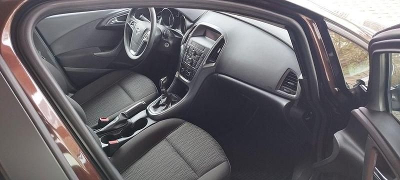 Gebraucht Opel Astra Edition 140 PS (102 kW) 2012 Braun Limousine