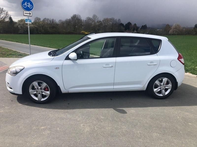 Używany Kia Ceed 116 KM (85 kW) 2011 Biały Hatchback