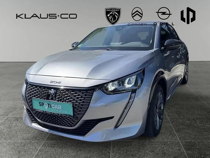 Silber / artense silber Gebraucht 2022 Peugeot e-208 Active Kleinwagen | 16.990 € (Etwas zu teuer) - Bild 1/3
