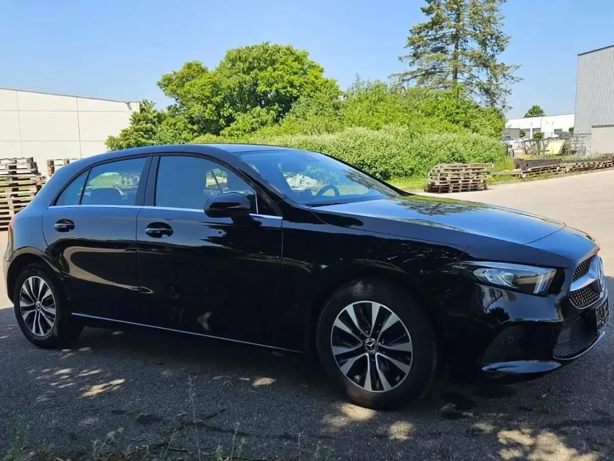 Gebraucht Mercedes A180 136 PS (100 kW) 2021 Nachtschwarz  unilack Kleinwagen