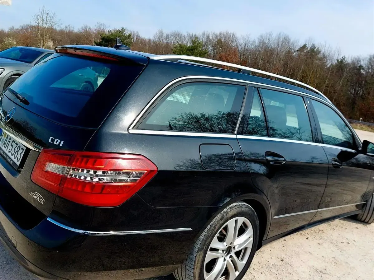 Gebraucht Mercedes E250 Avantgarde 204 PS (150 kW) 2011 Schwarz Limousine
