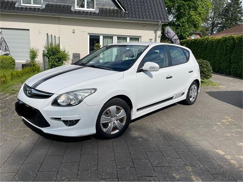 Weiß Gebraucht 2011 Hyundai i30 Limousine | 5.500 € - Bild 1/4