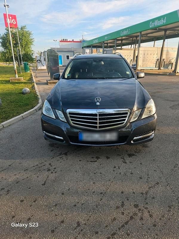 Grau Gebraucht 2011 Mercedes E350 Kombi | 8.300 € (Superpreis) - Bild 1/4