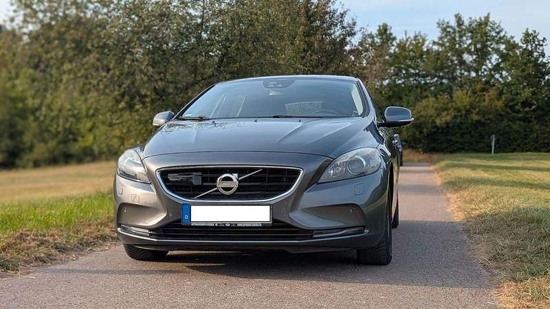Schwarz Gebraucht 2012 Volvo V40 Summum Kombi | 10.000 € (Fairer Preis) - Bild 1/4