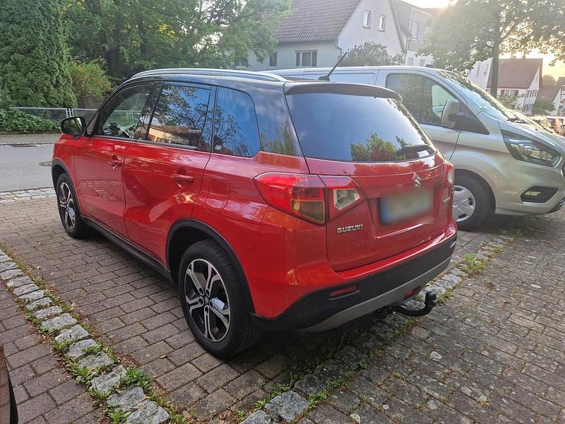 Gebraucht Suzuki Vitara 120 PS (88 kW) 2015 Rot SUV