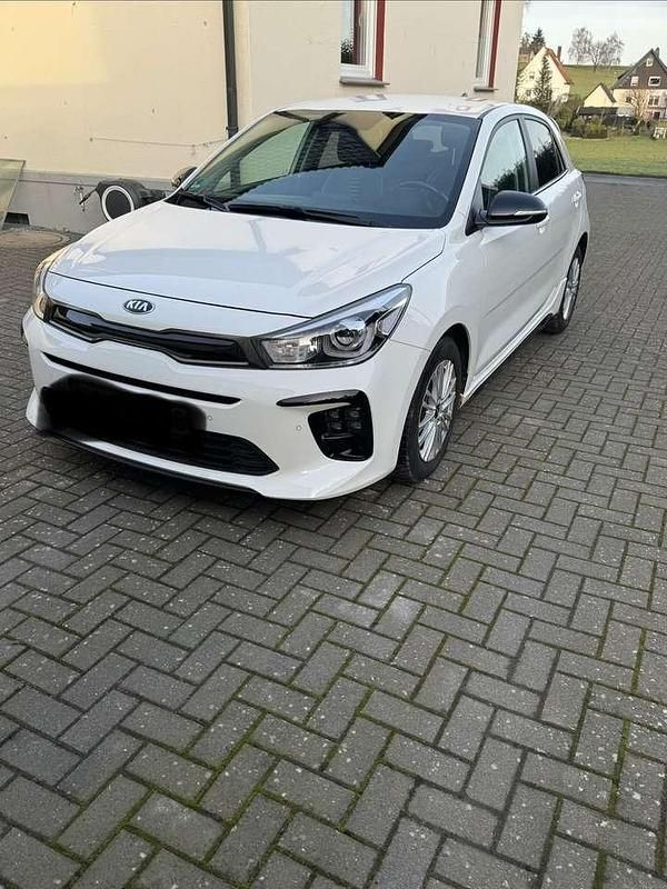 Weiß Gebraucht 2021 Kia Rio GT-Line Kleinwagen | 17.800 € (Fairer Preis) - Bild 1/4