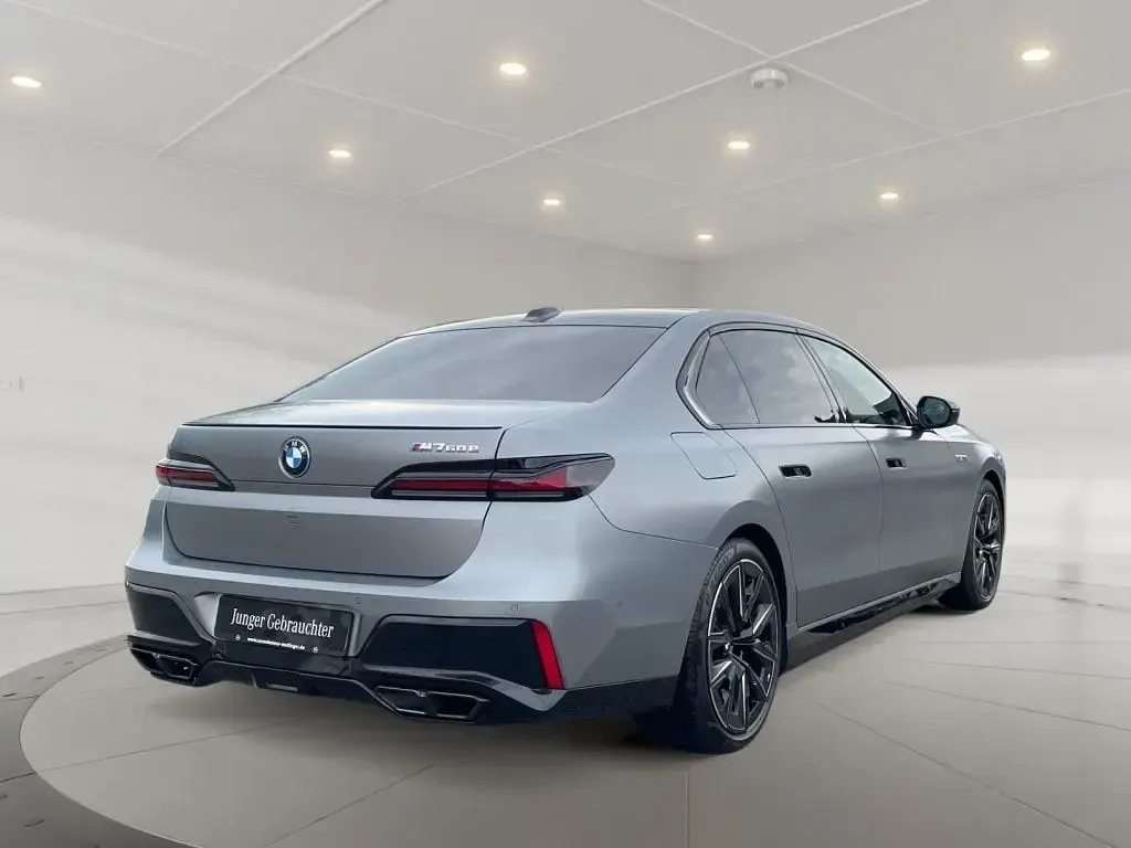 Gebraucht BMW M760e Sport Line 381 PS (280 kW) 2025 Grau Limousine