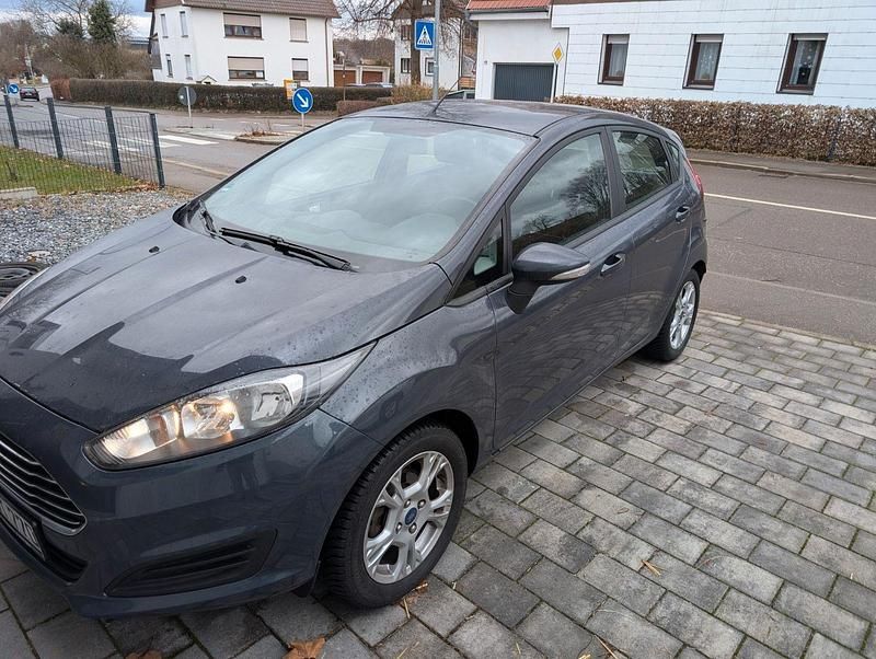 Grau Gebraucht 2013 Ford Fiesta SYNC Edition Kleinwagen | 4.400 € (Guter Preis) - Bild 1/4