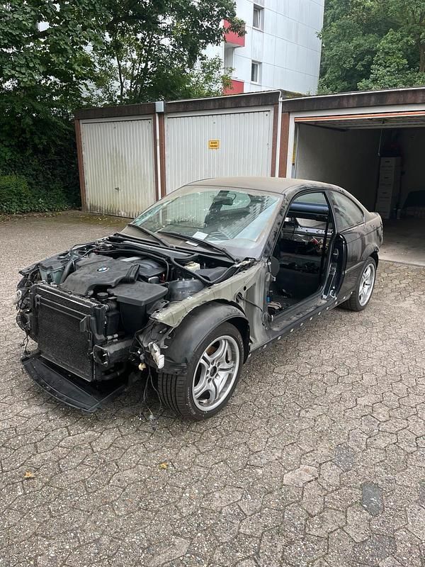 Schwarz Gebraucht 2002 BMW 318 Basis Coupé | 1.200 € (Superpreis) - Bild 1/4