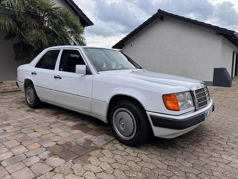 Gebraucht Mercedes 200 75 PS (55 kW) 1991 Weiß Limousine