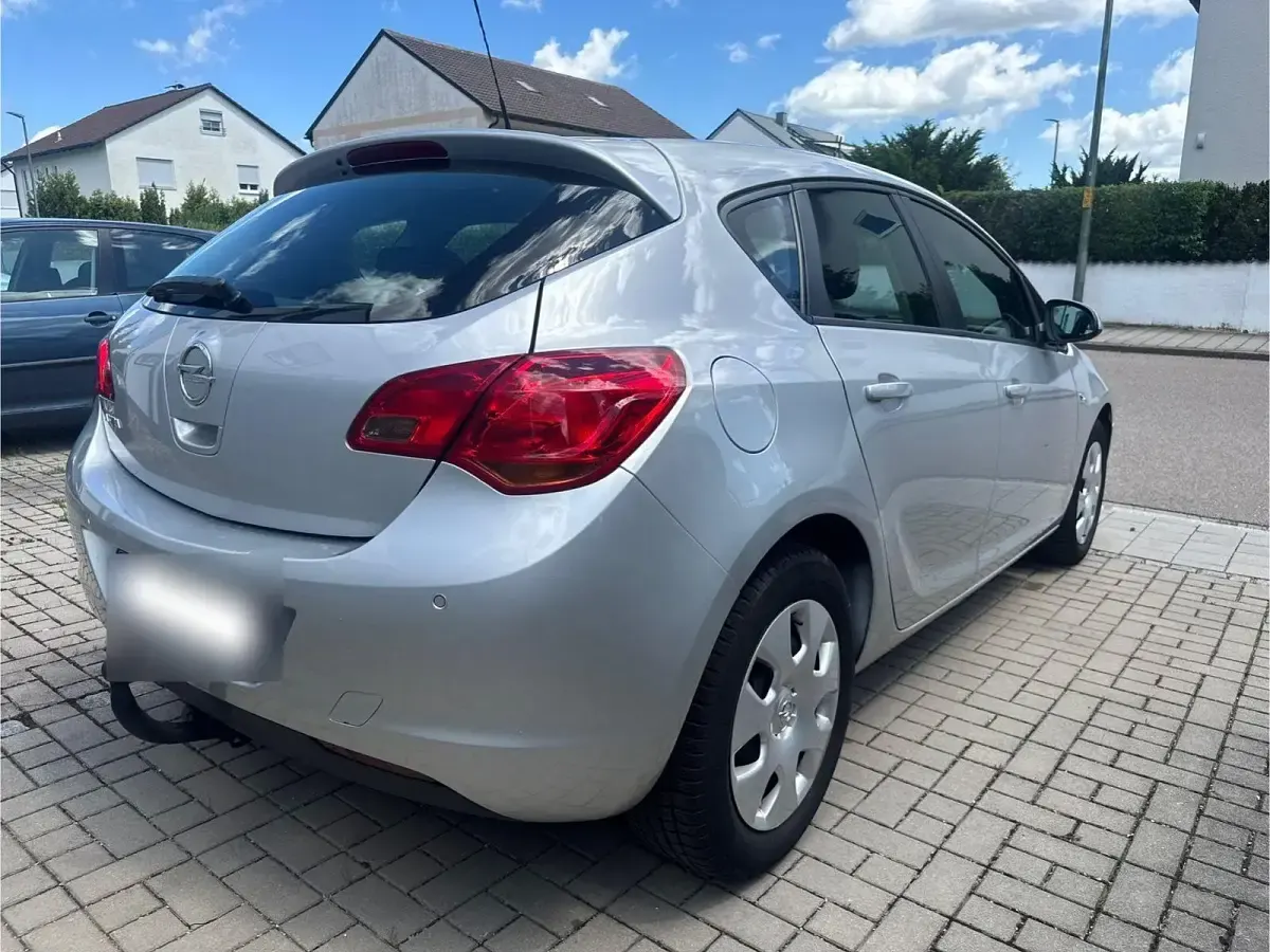 Gebraucht Opel Astra 116 PS (85 kW) 2011 Silber Kleinwagen