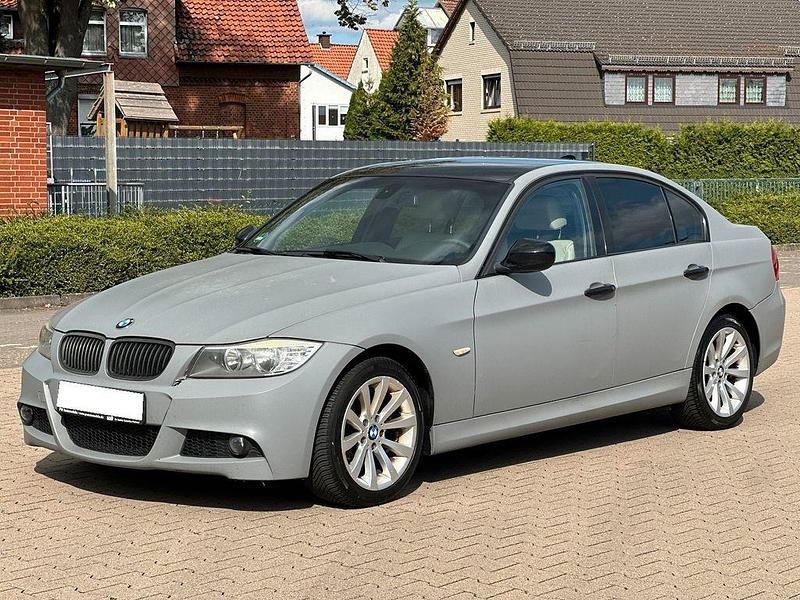 Schwarz Gebraucht 2011 BMW 330 Sport Line Limousine | 5.600 € - Bild 1/4