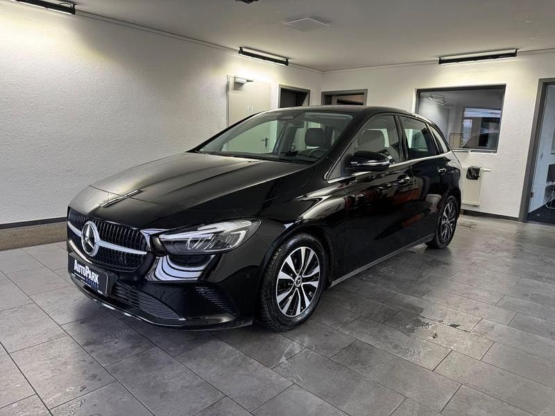Gebraucht Mercedes B180 116 PS (85 kW) 2023 Schwarz Kleinwagen