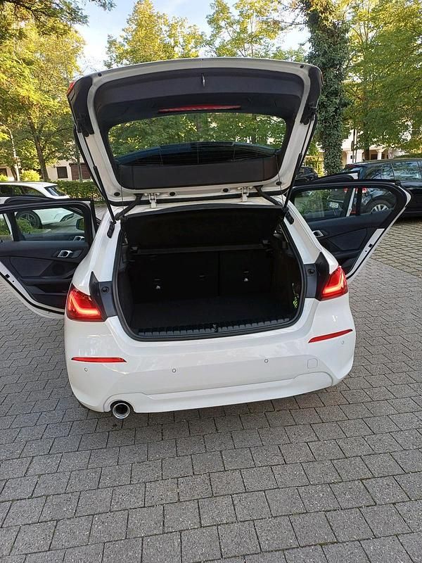 Weiß Gebraucht 2023 BMW 116 Advantage Kleinwagen | 21.900 € (Fairer Preis) - Bild 1/4