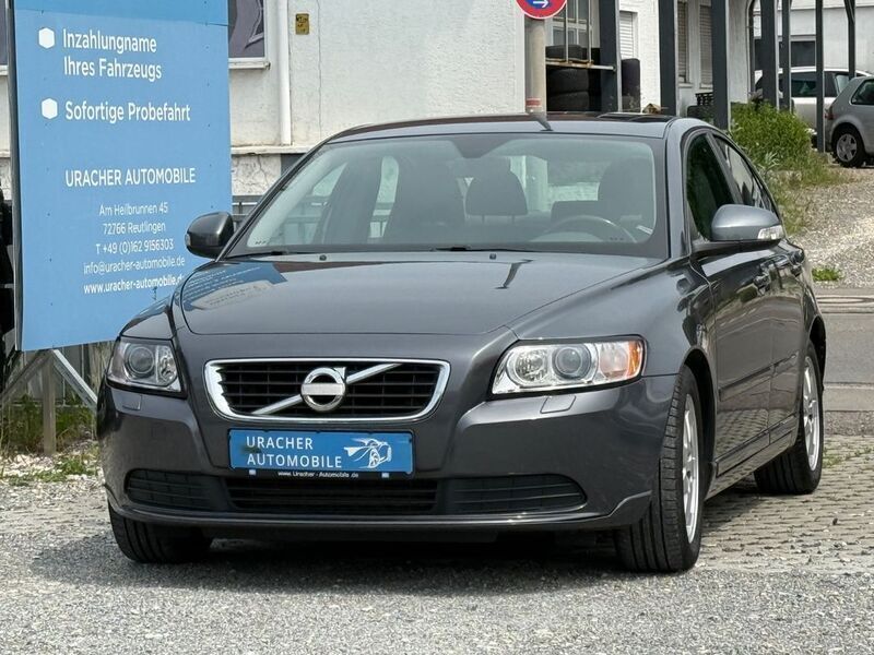 Grau Gebraucht 2010 Volvo S40 Kinetic Limousine | 5.490 € (Fairer Preis) - Bild 1/4