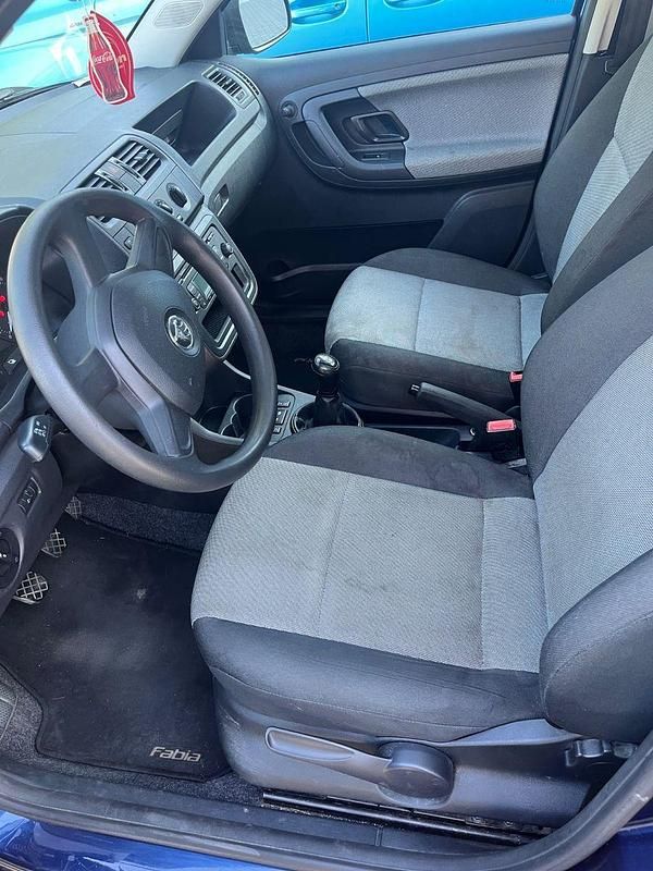 Blau Gebraucht 2013 Skoda Fabia Family Kleinwagen | 4.400 € (Fairer Preis) - Bild 1/4