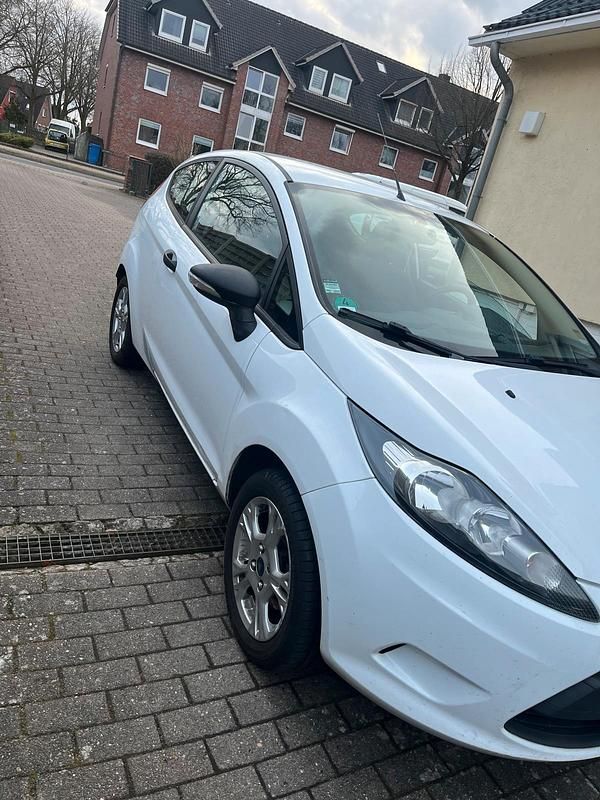 Gebraucht Ford Fiesta 60 PS (44 kW) 2012 Weiß Kleinwagen