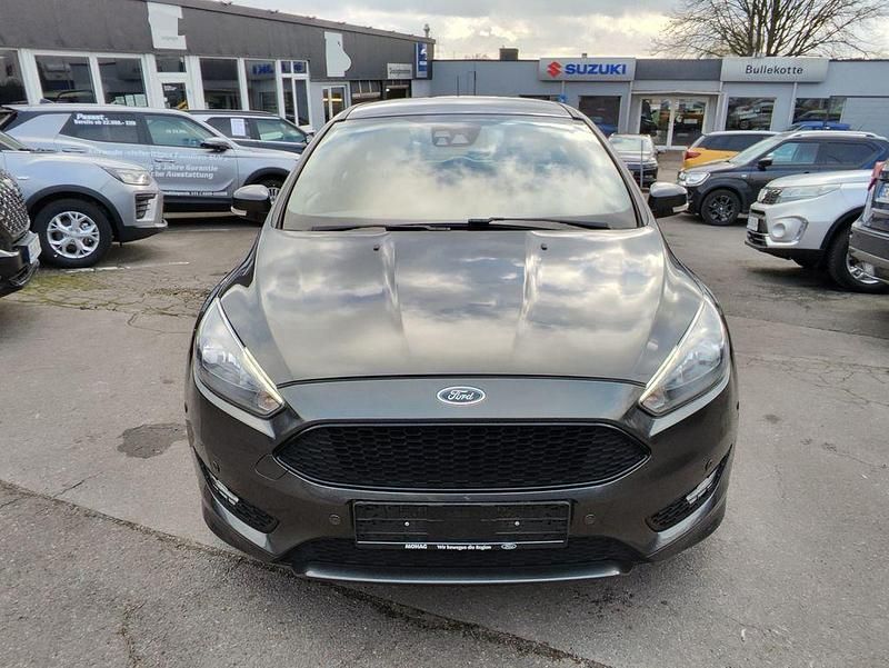Grau Gebraucht 2018 Ford Focus ST-Line Limousine | 11.999 € (Fairer Preis) - Bild 1/2