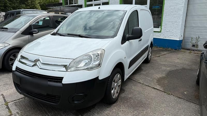 Weiß Gebraucht 2010 Citroën Berlingo Van / Kleinbus | 1.990 € (Teuer) - Bild 1/4