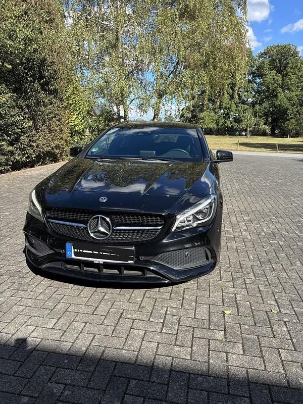 Schwarz Gebraucht 2018 Mercedes CLA200 Kombi | 17.300 € (Fairer Preis) - Bild 1/4