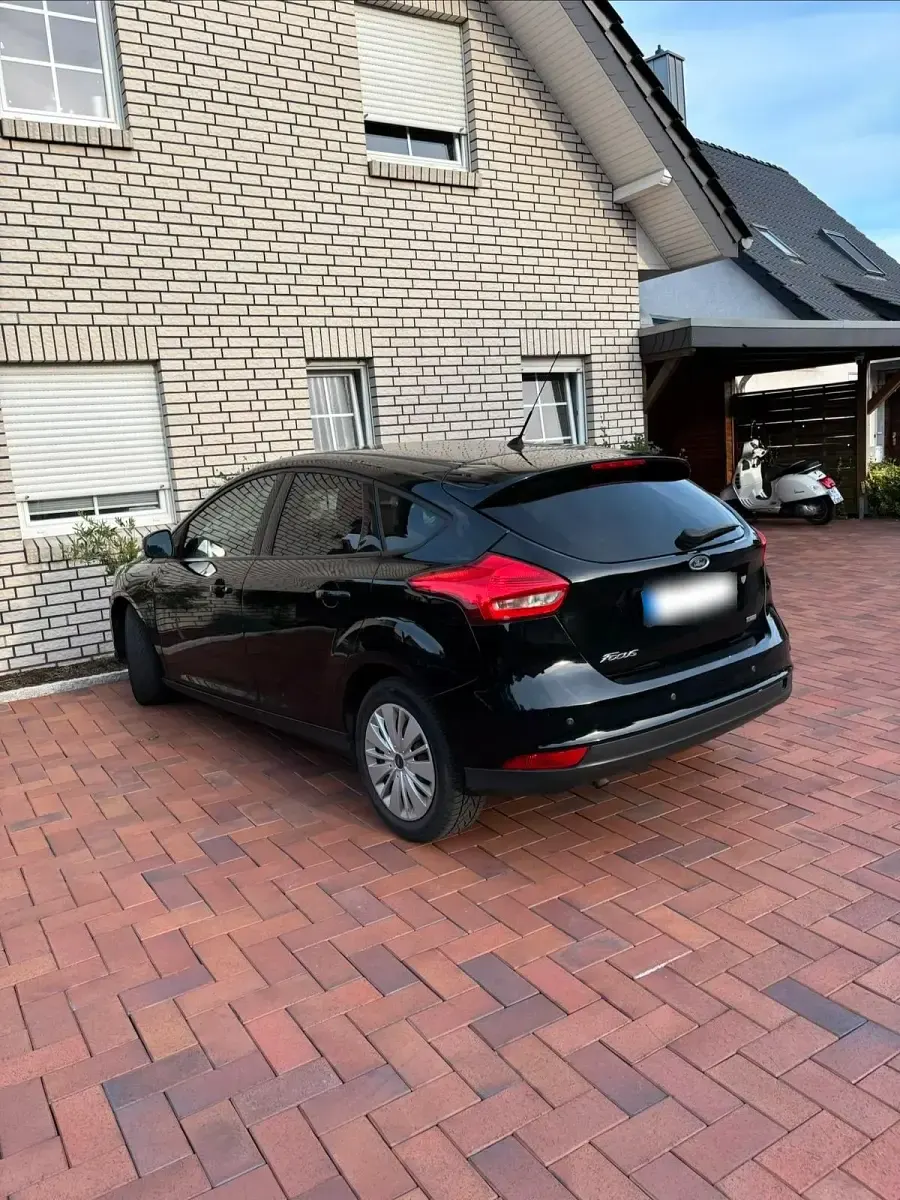 Gebraucht Ford Focus Trend 125 PS (91 kW) 2016 Schwarz Limousine
