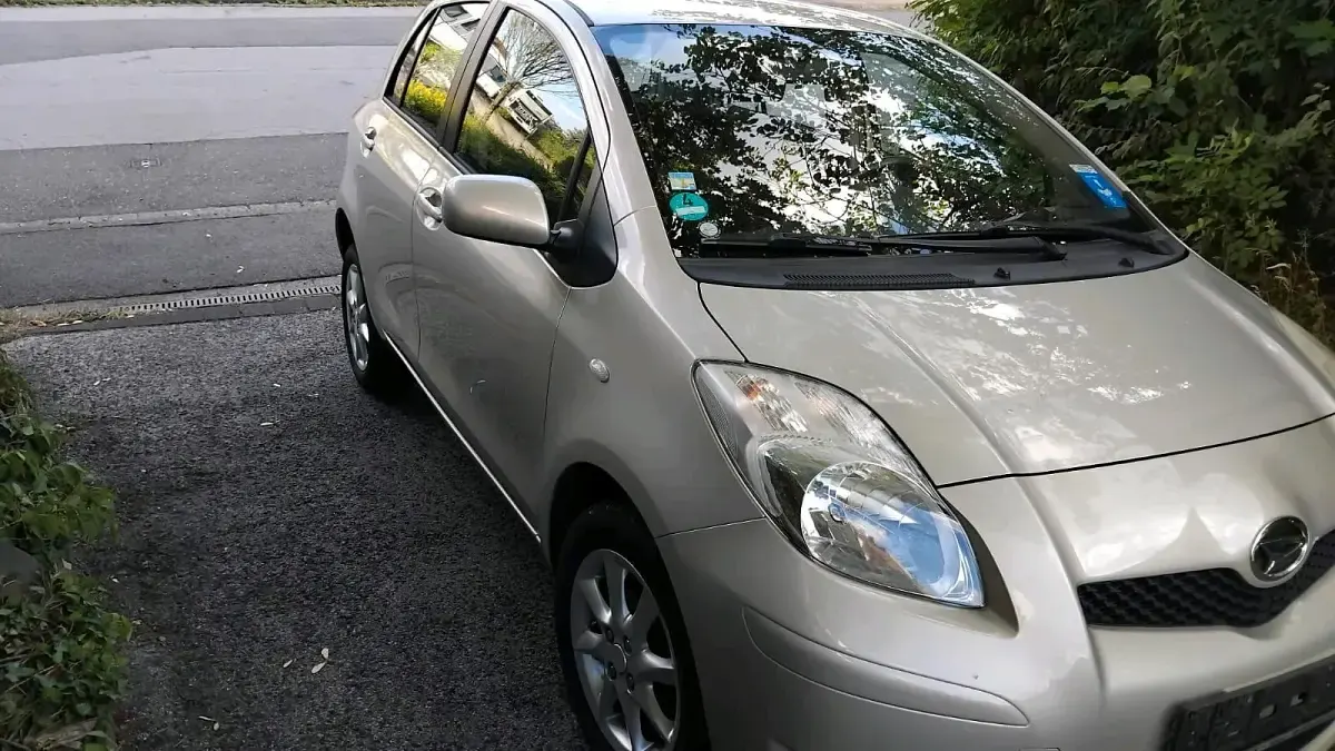 Gebraucht Toyota Yaris 99 PS (72 kW) 2012 Gold Kleinwagen