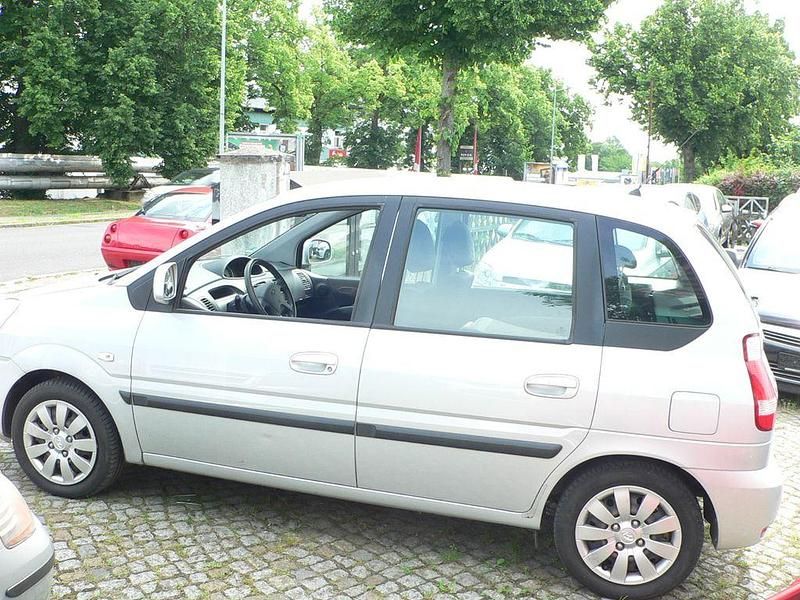 Gebraucht Hyundai Matrix Comfort 103 PS (75 kW) 2009 Silber Van / Kleinbus