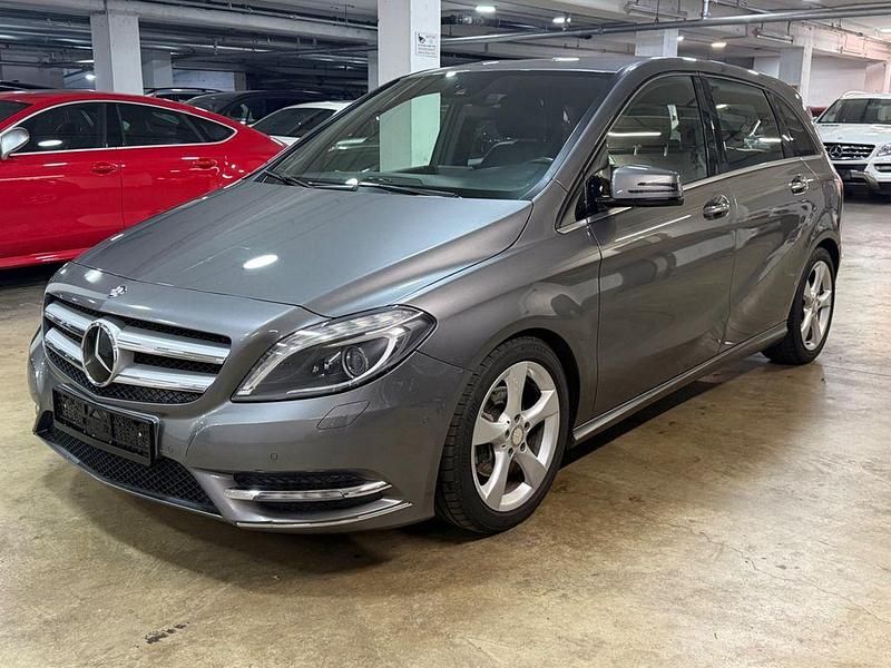 Grau Gebraucht 2012 Mercedes B180 Sport Van / Kleinbus | 10.900 € (Fairer Preis) - Bild 1/4