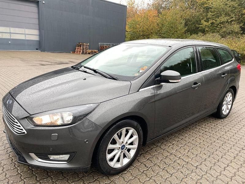 Grau Gebraucht 2016 Ford Focus Titanium Limousine | 5.800 € (Superpreis) - Bild 1/4