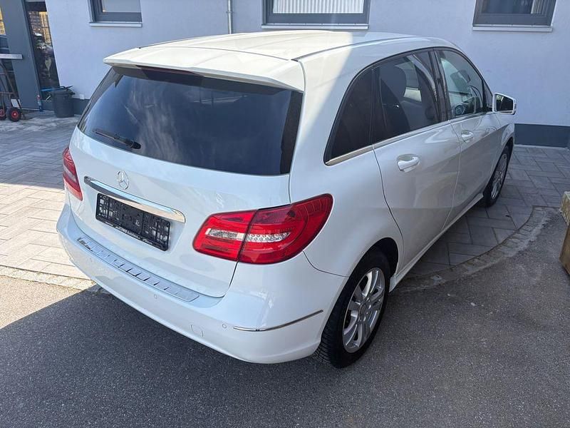 Gebraucht Mercedes B180 122 PS (89 kW) 2012 Weiß Van / Kleinbus