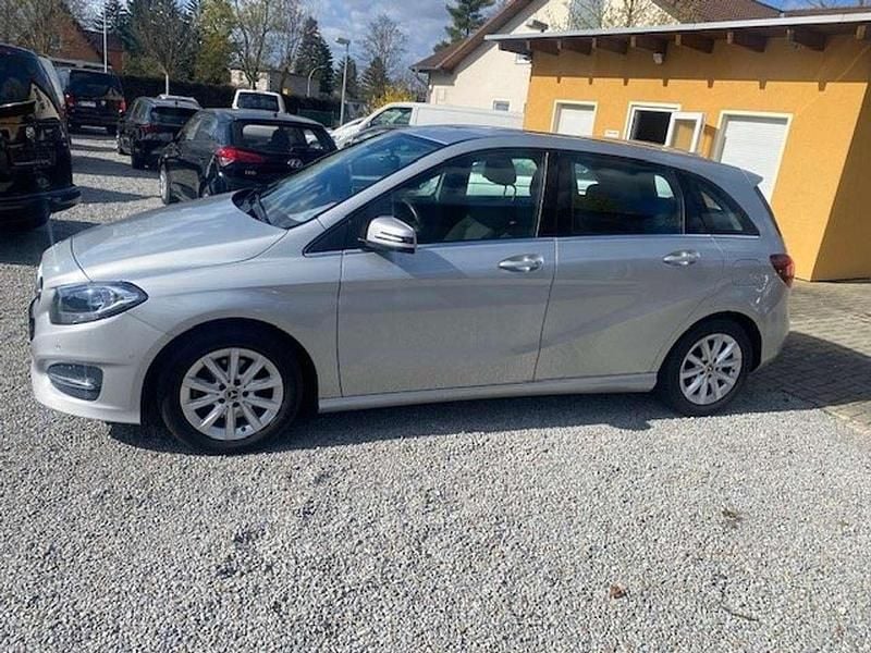 Gebraucht Mercedes B180 122 PS (89 kW) 2017 Polarsilber  metalliclack Van / Kleinbus