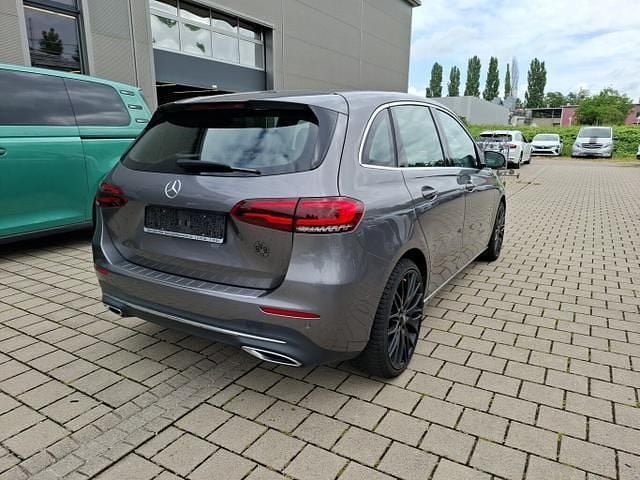 Mountaingrau metallic mountaingrau metallic Gebraucht 2019 Mercedes B250 Edition 1 Van / Kleinbus | 28.356 € (Teuer) - Bild 1/4