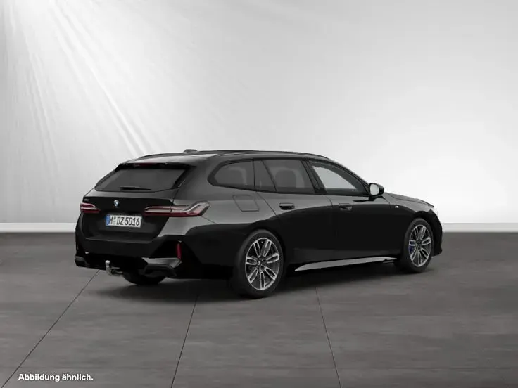 Gebraucht BMW 540 M Sport 303 PS (222 kW) 2025 Black sapphire metallic Kombi
