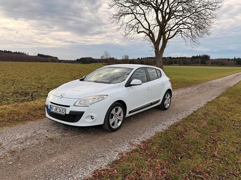 Weiß Gebraucht 2011 Renault Mégane Limousine | 4.200 € (Etwas zu teuer) - Bild 1/4
