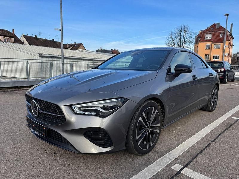 Grau Gebraucht 2023 Mercedes CLA200 Limousine | 33.799 € (Etwas zu teuer) - Bild 1/4