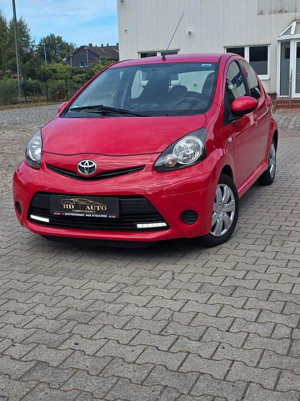 Rot Gebraucht 2013 Toyota Aygo Cool Kleinwagen | 5.499 € (Fairer Preis) - Bild 1/4