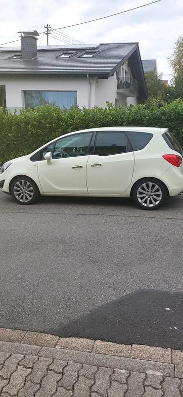 Beige Gebraucht 2012 Opel Meriva Innovation Van / Kleinbus | 6.300 € (Fairer Preis) - Bild 1/4