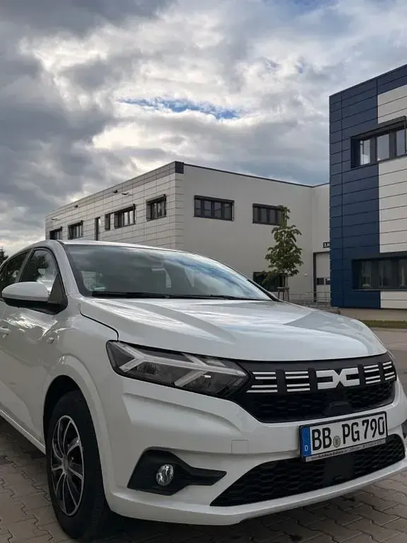 Używany Dacia Sandero Expression 91 KM (66 kW) 2023 Biały Sedan/Limuzyna