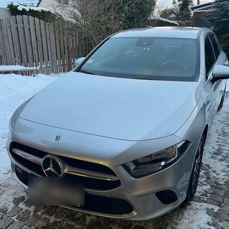 Gebraucht Mercedes A180 116 PS (85 kW) 2022 Silber Kleinwagen