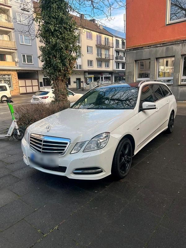 Weiß Gebraucht 2011 Mercedes E220 Kombi | 8.800 € (Etwas zu teuer) - Bild 1/4