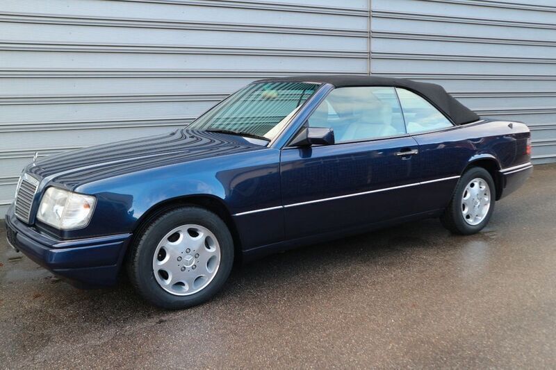 Azuritblau Gebraucht 1995 Mercedes E220 Cabrio | 45.990 € - Bild 1/4