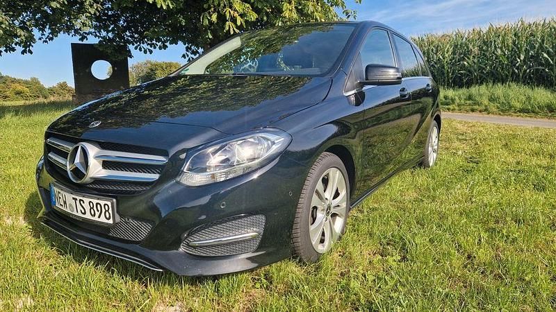 Schwarz Gebraucht 2017 Mercedes B180 Urban Van / Kleinbus | 11.950 € (Guter Preis) - Bild 1/4