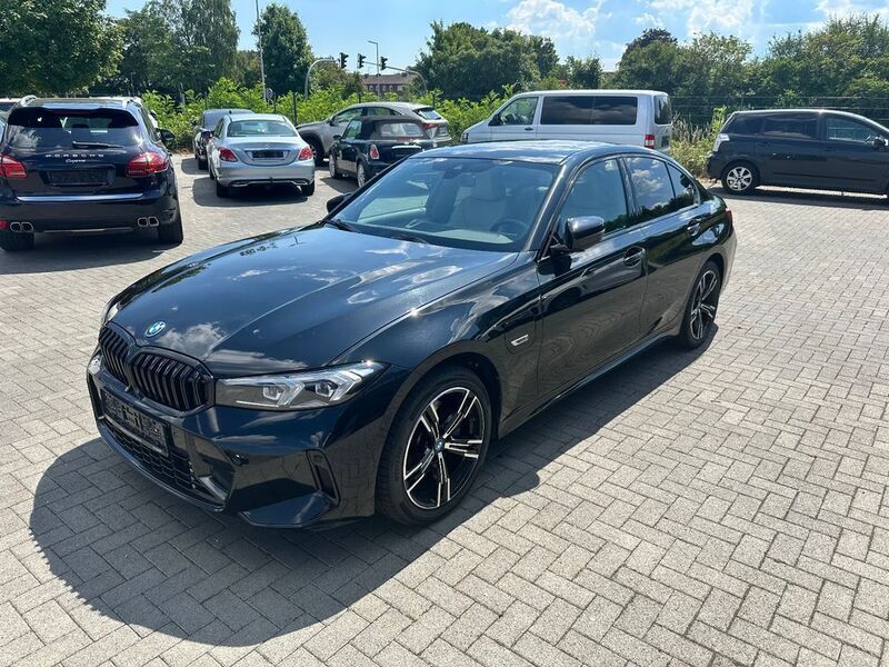 Schwarz Gebraucht 2023 BMW 330e M Sport Limousine | 39.900 € (Fairer Preis) - Bild 1/2
