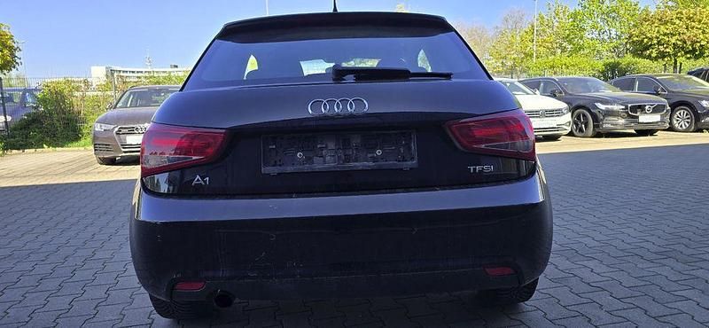 Używany Audi A1 Attraction 86 KM (63 kW) 2011 Czarny Hatchback