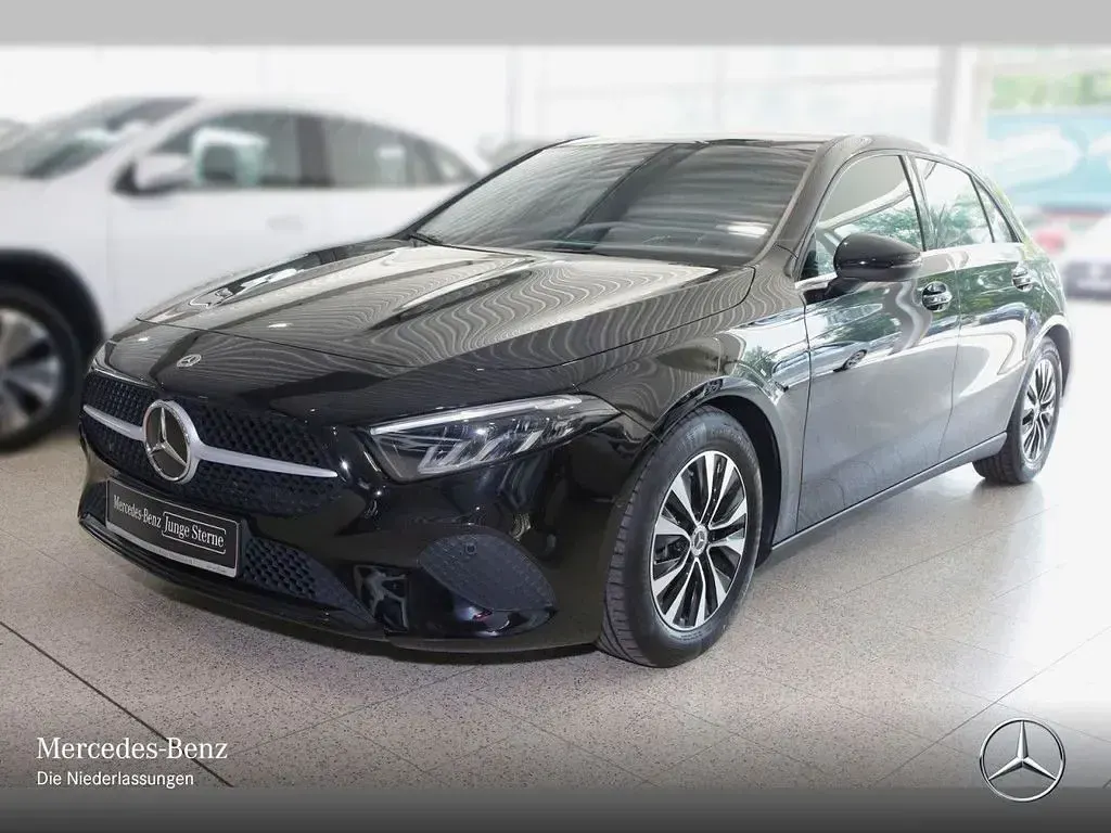 Gebraucht Mercedes A200 Advanced 150 PS (110 kW) 2025 Schwarz Limousine
