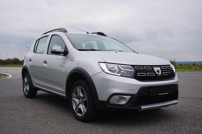 Grau Gebraucht 2017 Dacia Sandero Prestige Kleinwagen | 9.990 € (Guter Preis) - Bild 1/4